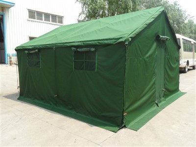 5 Cilvēks ūdensnecaurlaidīga militārā telts